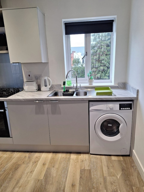 1 Bed Apartment Sleeps 2 - Parking & Wifi