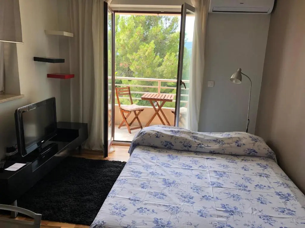 Gorgeous Biserka Apartment near the sea