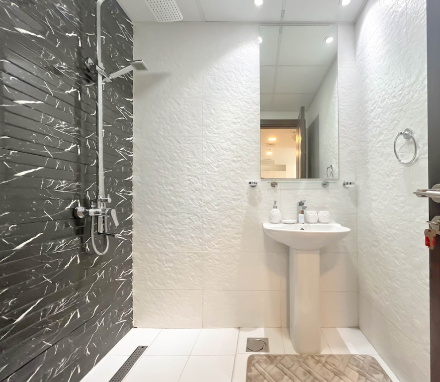 Bright 2bed Family Home: Pool, Gym & Kids Play