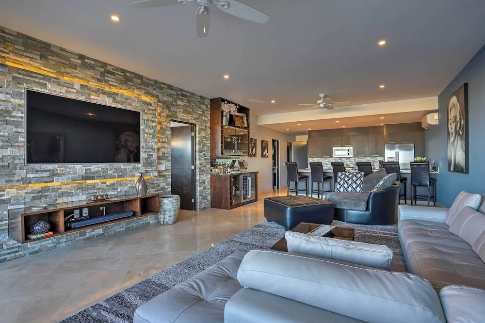 Luxe Mtn Top Retreat w/ Pool Access & Sea View