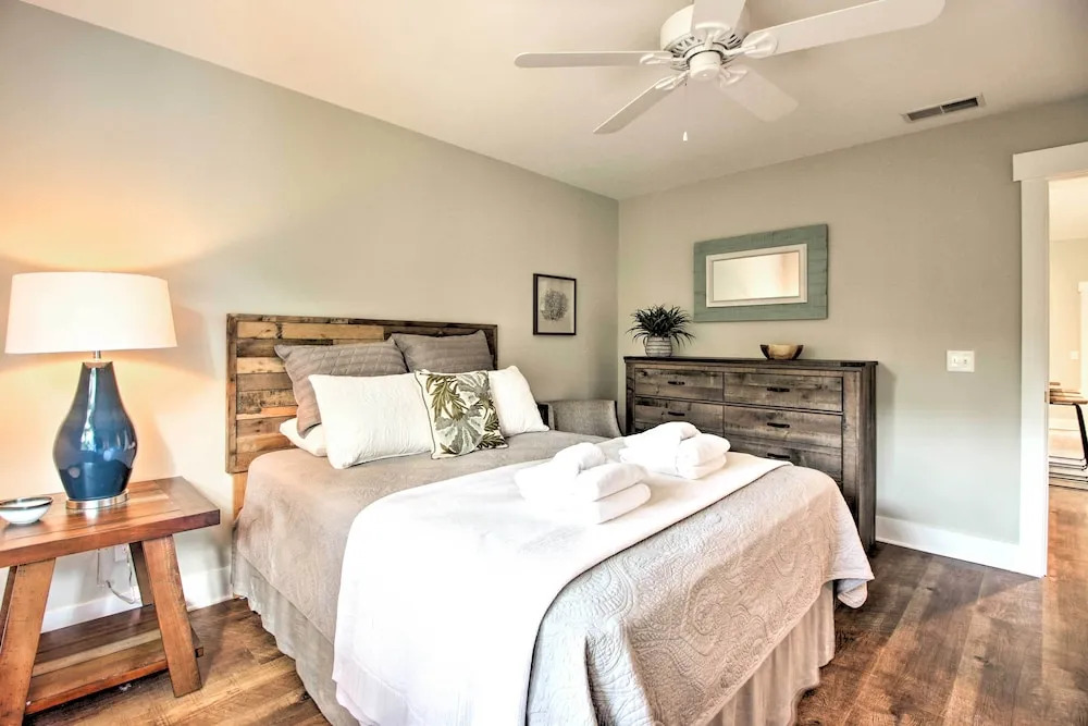 Villa w/ Golf Course Views, Walk to Harbour Town