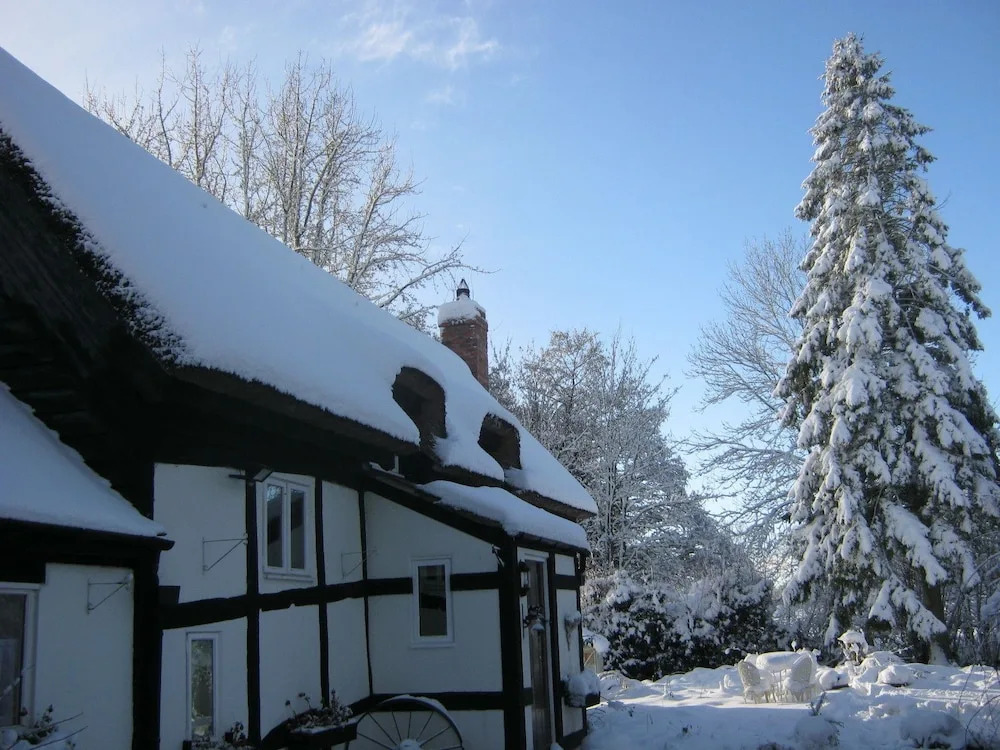 THE MOATS - CODDINGTON A small private thatched cottage B&B located in quiet countryside between Ledbury and Malvern - convenient for the Malvern Three Counties Showground and 5 miles from excellent shops restaurants and Ledbury Poetry Festival