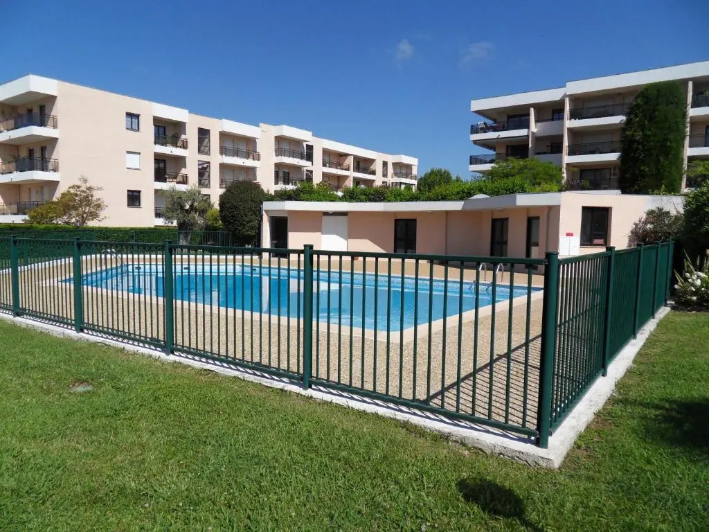 Appartement 3 pieces, refait a neuf, haut standing, piscine, mer a pieds