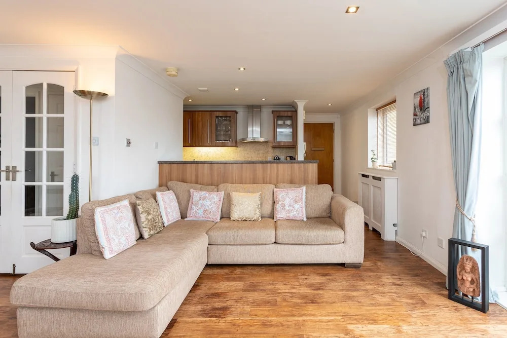 Apartment With River Views Near Canary Wharf And City