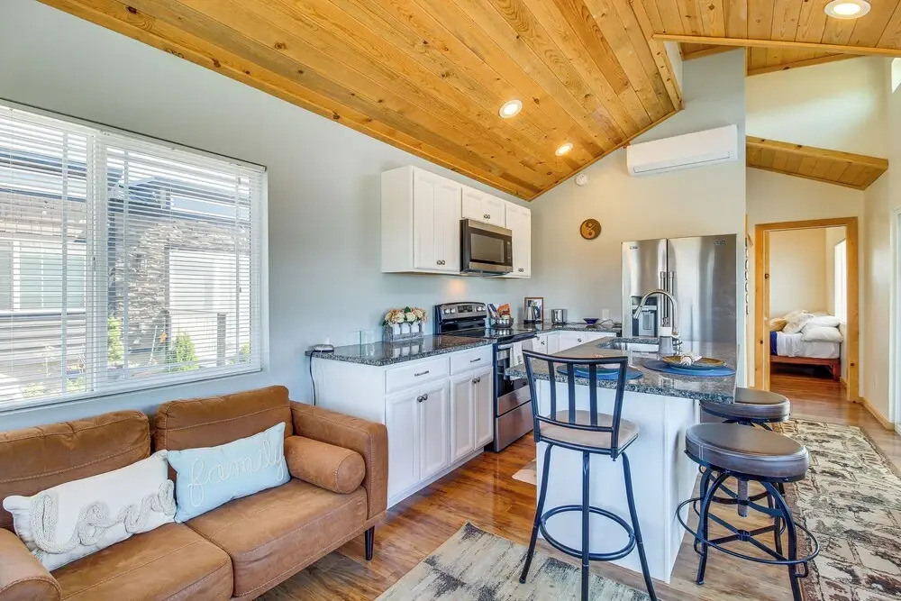 2 Mi to Rainbow Lake: Lovely Lakeside Tiny Home