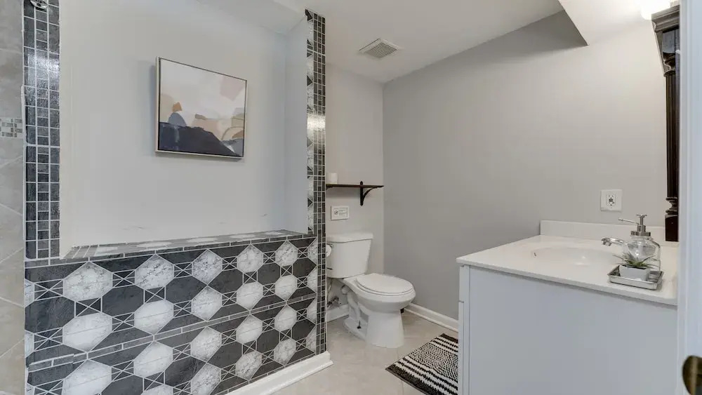 Stylish 3BR 3BA Colonial House by Cozysuites