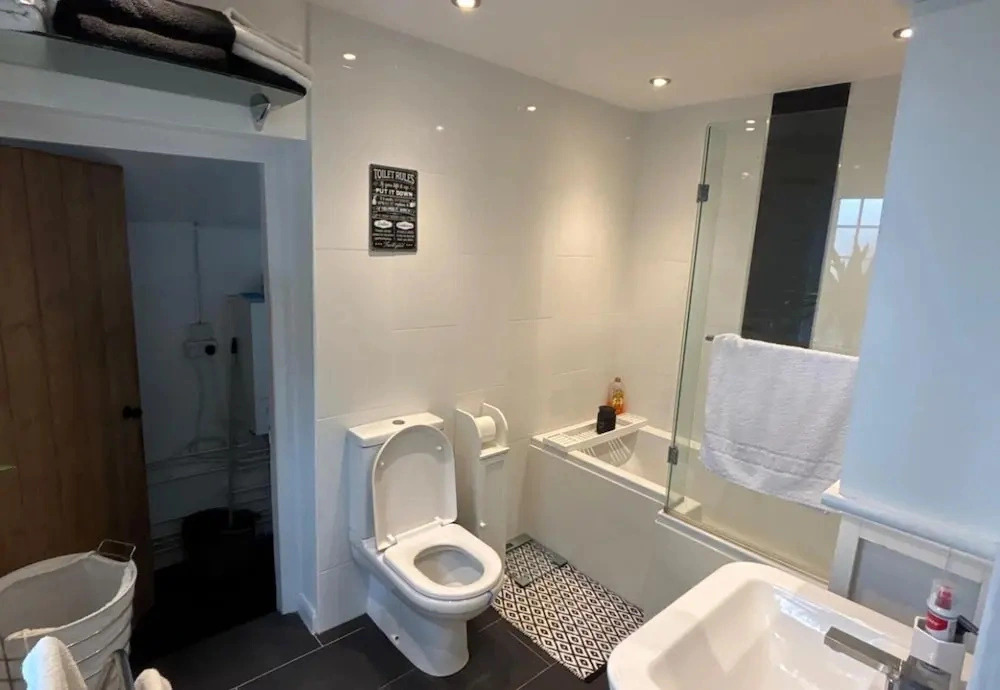 1 Bed - Sleeps 4 - Parking - Pets - Town Centre