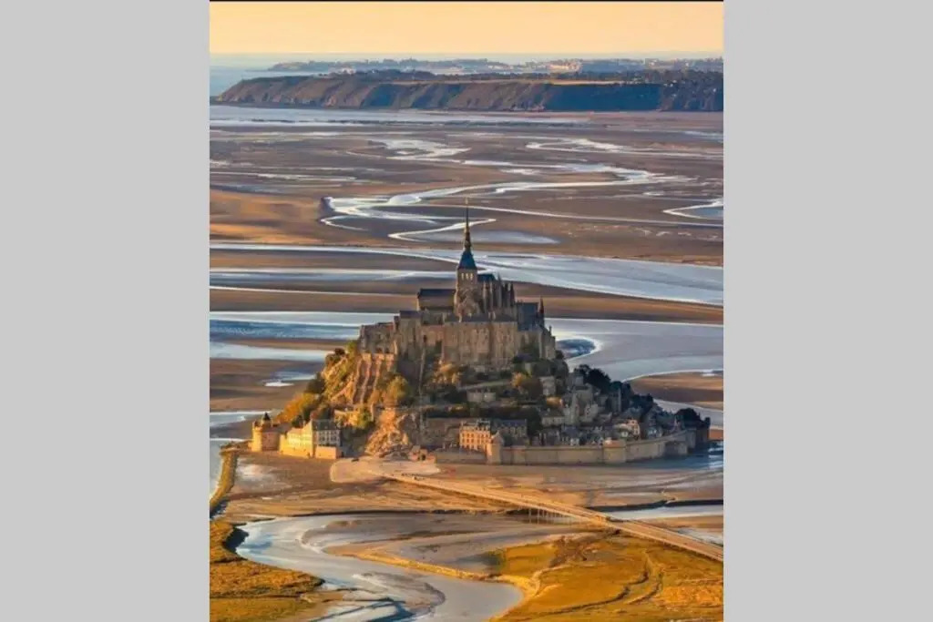 T2 rue du port de Cancale en baie du Mont Saint Michel