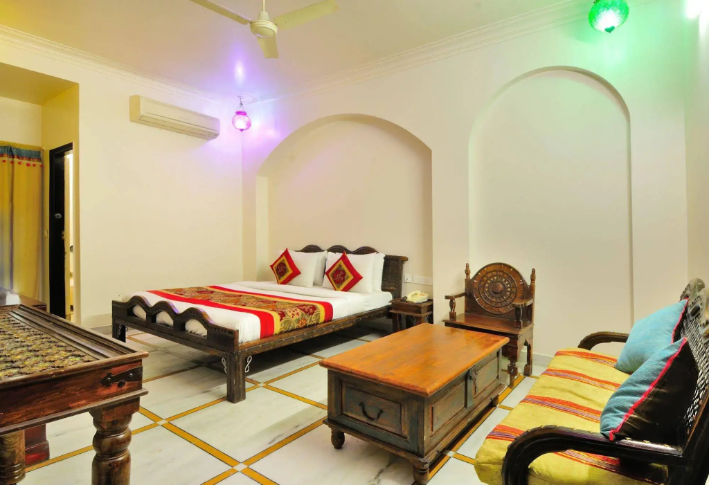 Jyoti Mahal A Royal Heritage Hotel - 5 Mins from New Delhi Railway station & 2Mins From Metro