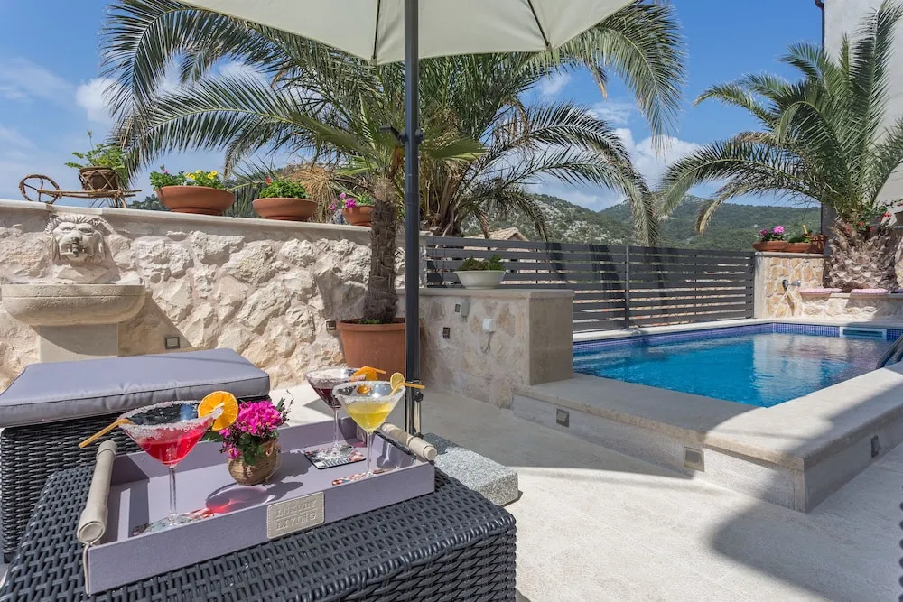 Villa Capitis in the Centre - Deluxe Apartment with Swimming Pool
