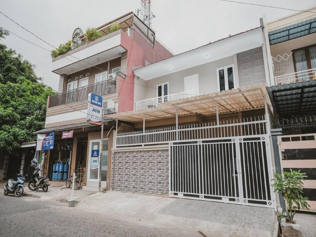 RedDoorz Syariah near Siloam  Hospital Kebon Jeruk