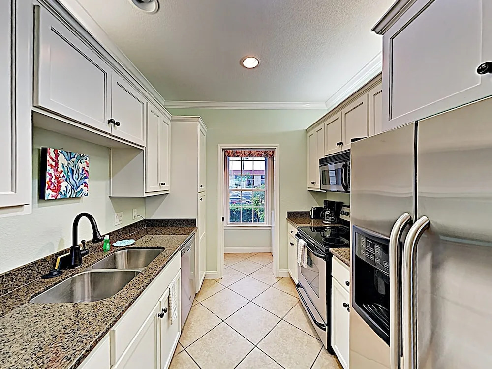 New Listing! Gulf Tropicana - Beach Access & Pools 2 Bedroom Condo
