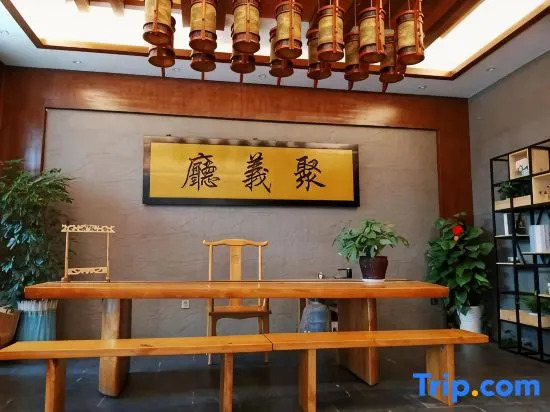 Huihe Water Margin Hotel (Guangfeng Passenger Transport Center Branch)