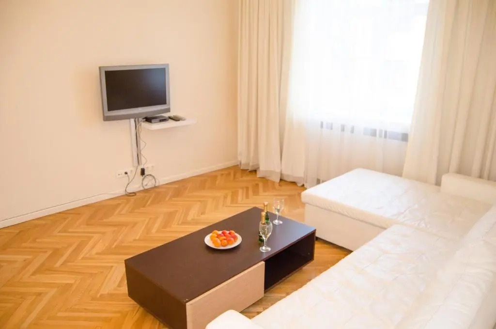 City Inn Riga App 2026 renovated, Town Hall view with parking