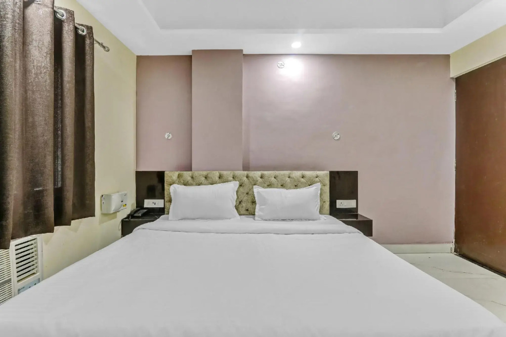 Collection O 85387 Holidays Inn