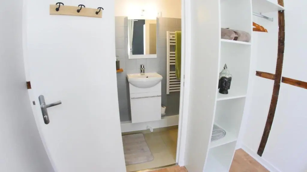 Coeur de ville, joli 2 pieces au 1er étage, Wifi !