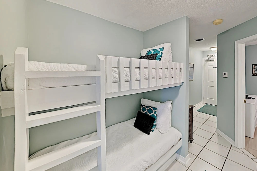 New Listing! Coastal Gem W/ Pool, 1 Block To Beach 1 Bedroom Condo