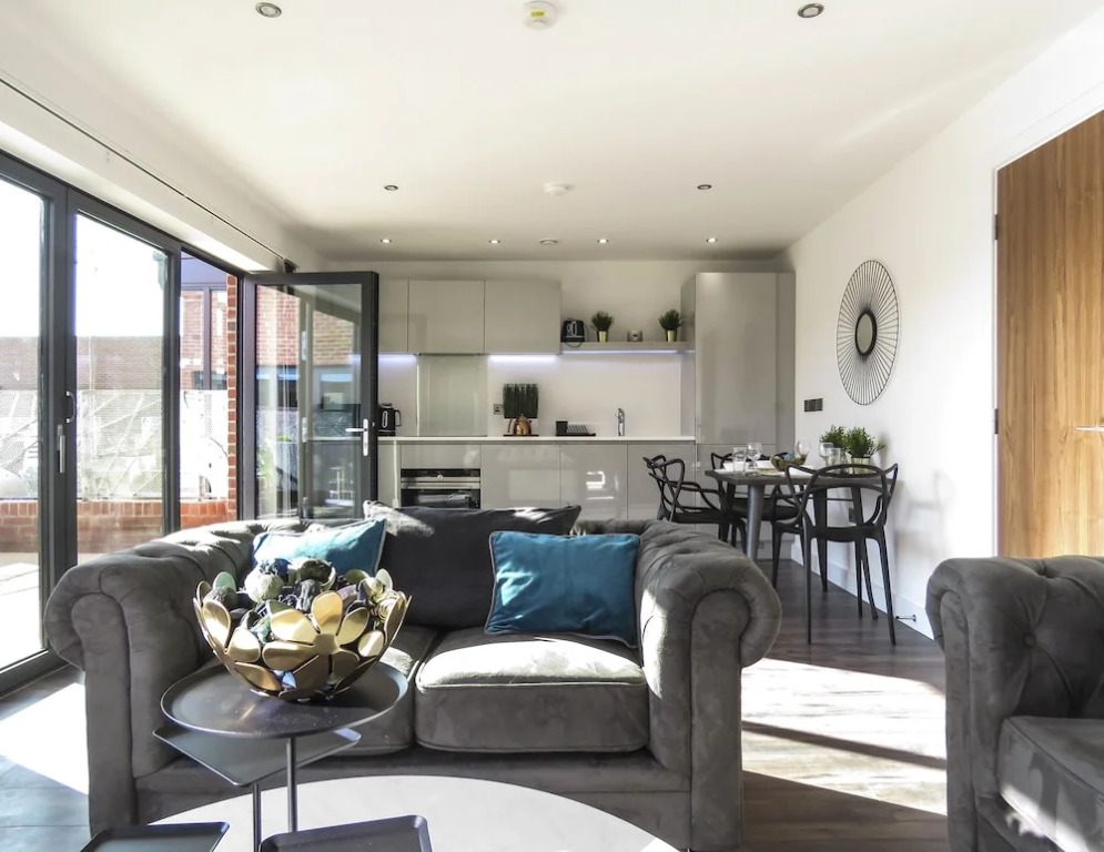 Tudors eSuites Roof Garden Penthouse with Gated Parking