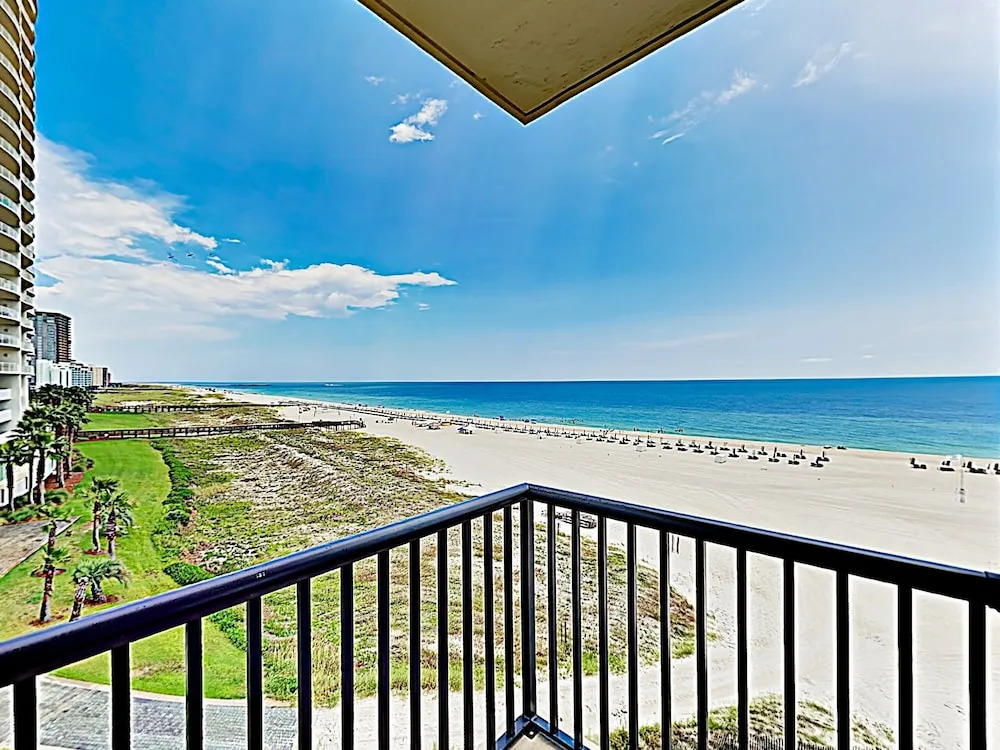 New Listing! Beachfront Corner-unit W/ Pools 3 Bedroom Condo