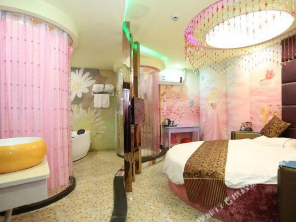Ouli Business Hotel (Shanghai Luohe Hongmei Road Subway Station)