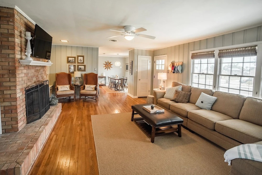Oleander House - Pet Friendly! Private Pool!