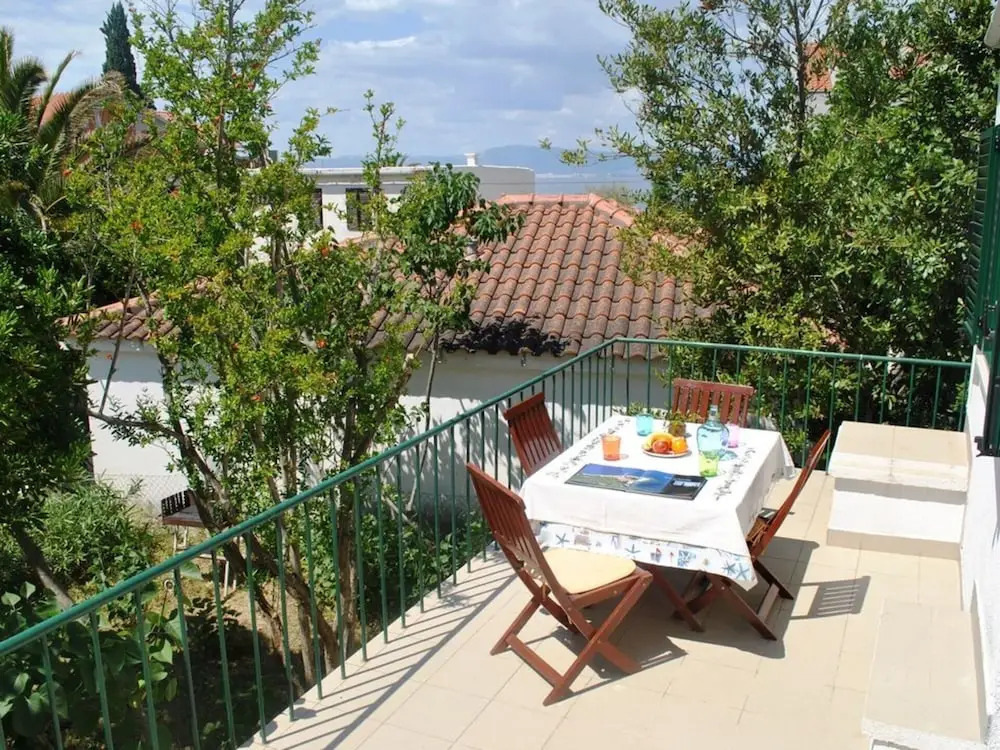 Nice 2-bedroom Private House, 50 m Beach, Sutivan