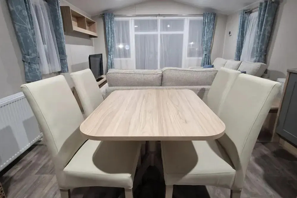 Family Caravan - Sleeps 6 - Pet Friendly - Parking