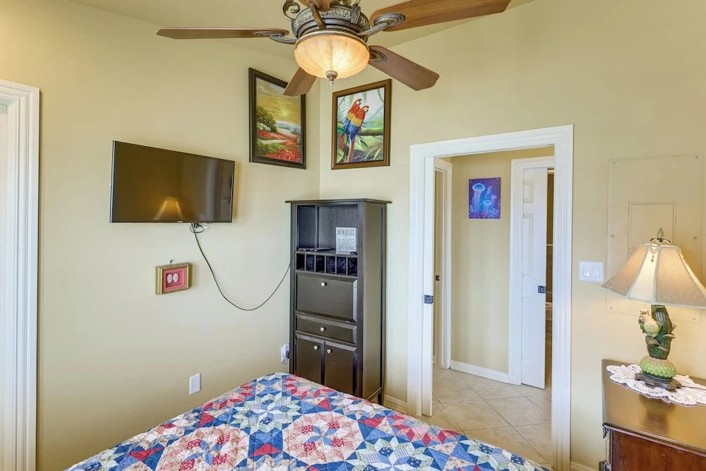 Wildlife Views & Dock! Long Island Village Escape