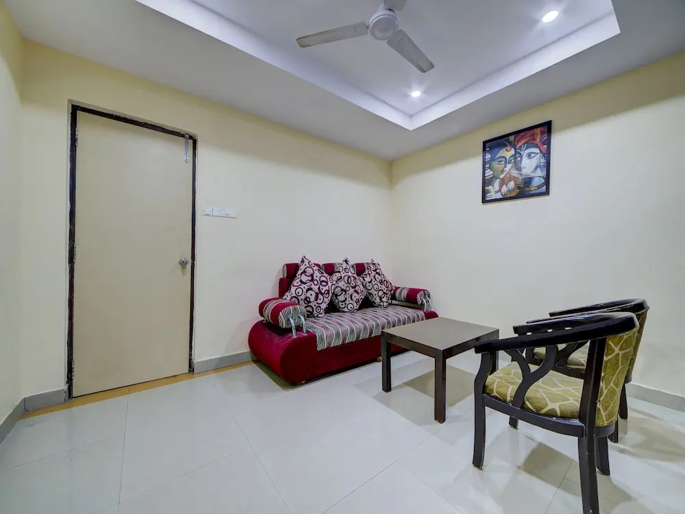 OYO 28033 Pradha Grand