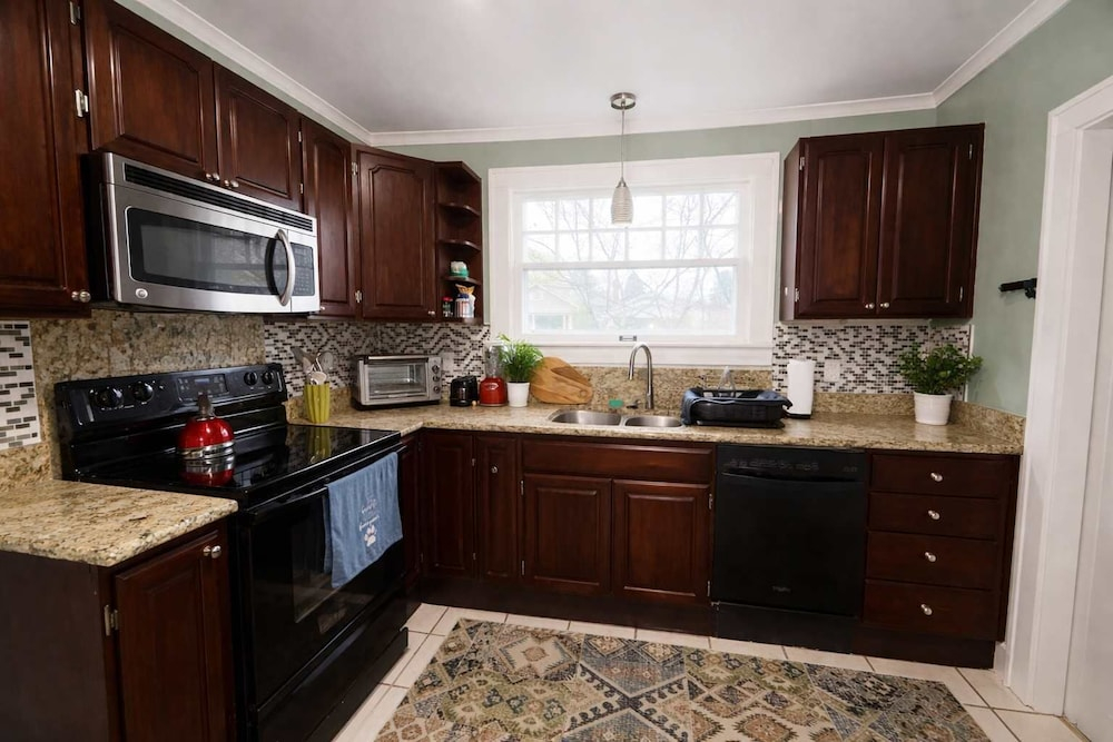 Best Location 5 BD Spacious Family Home- Indianapolis IN