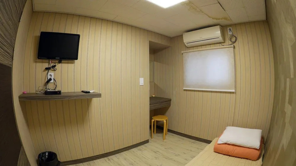 HI Guest House - Hostel