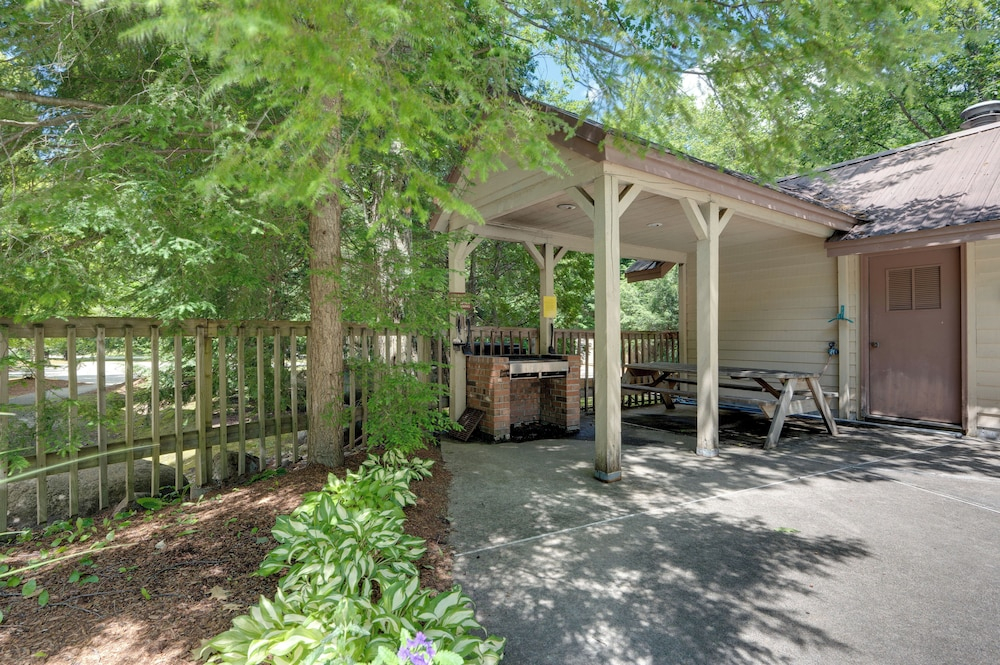 Riverfront Retreat w/ Deck: 1 Mi to Loon Mtn!