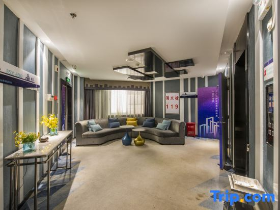 Xiyuemoon Hotel (Kunming Harmony Square Linyuqiao Subway Station Hotel ))