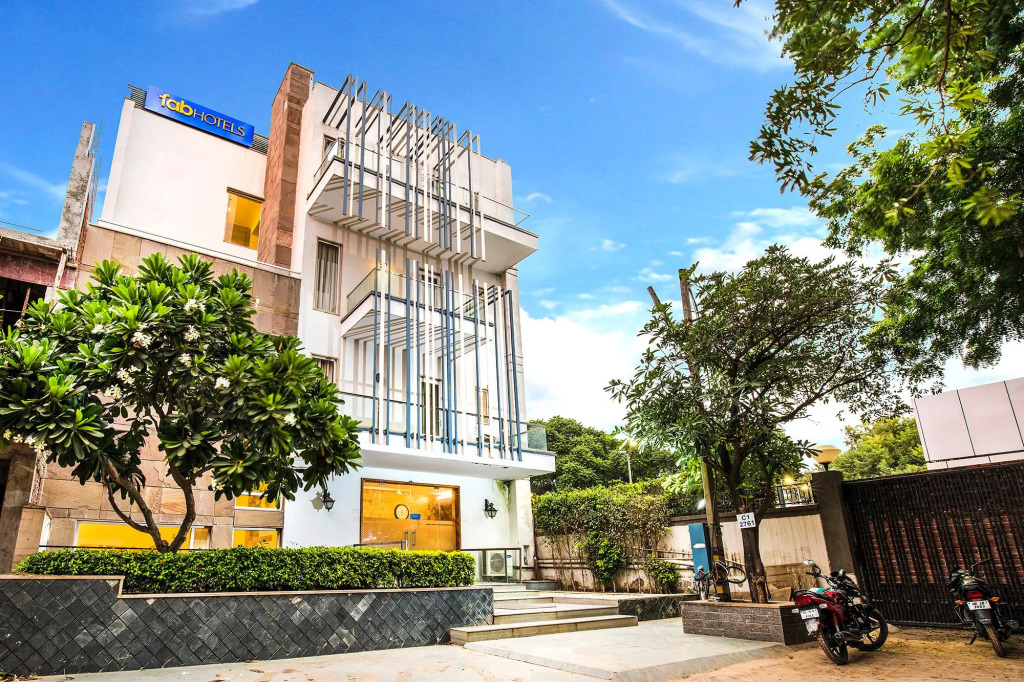 FabHotel Infinity Nest Sushant Lok