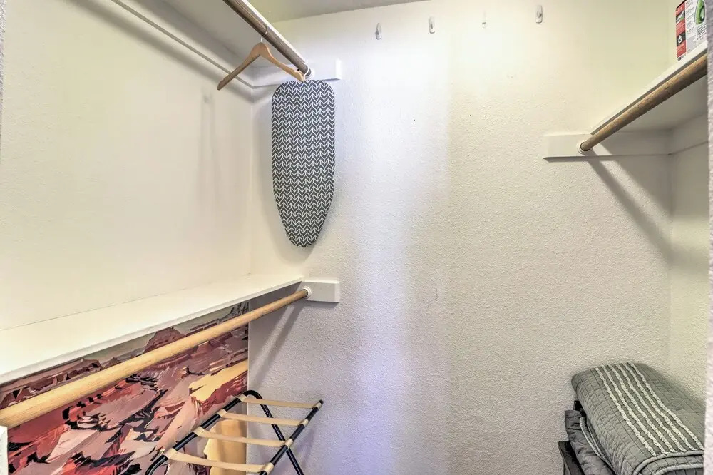 Walk to Riverview Park! Dog-friendly Mesa Retreat