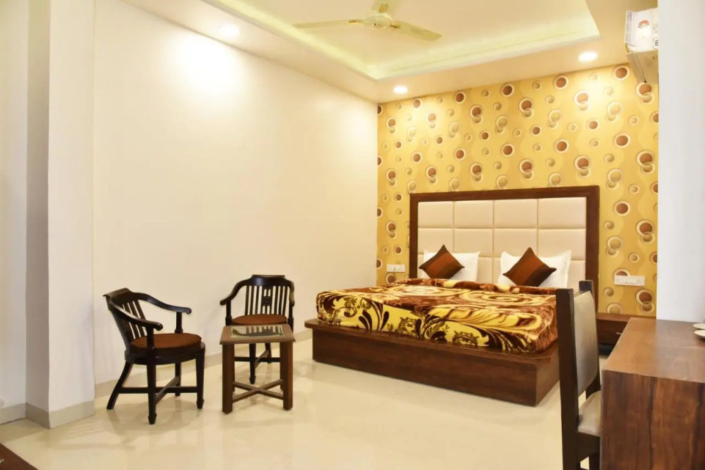 Hotel Hollywood Heights near Railway station