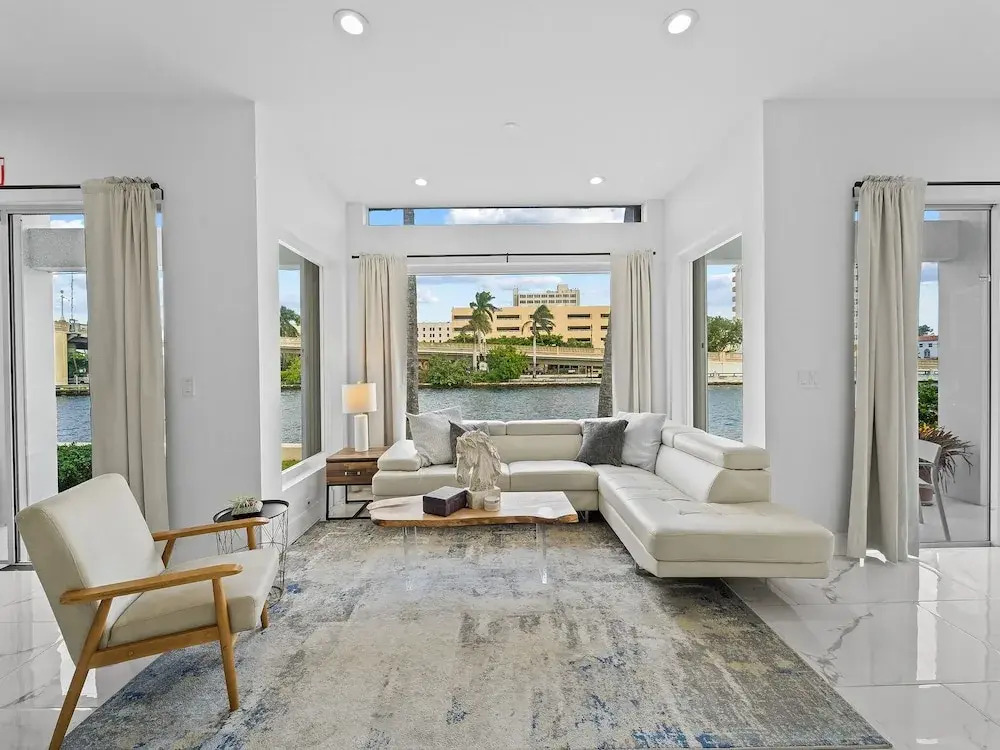 Intercostal beauty with heated pool + Spa!