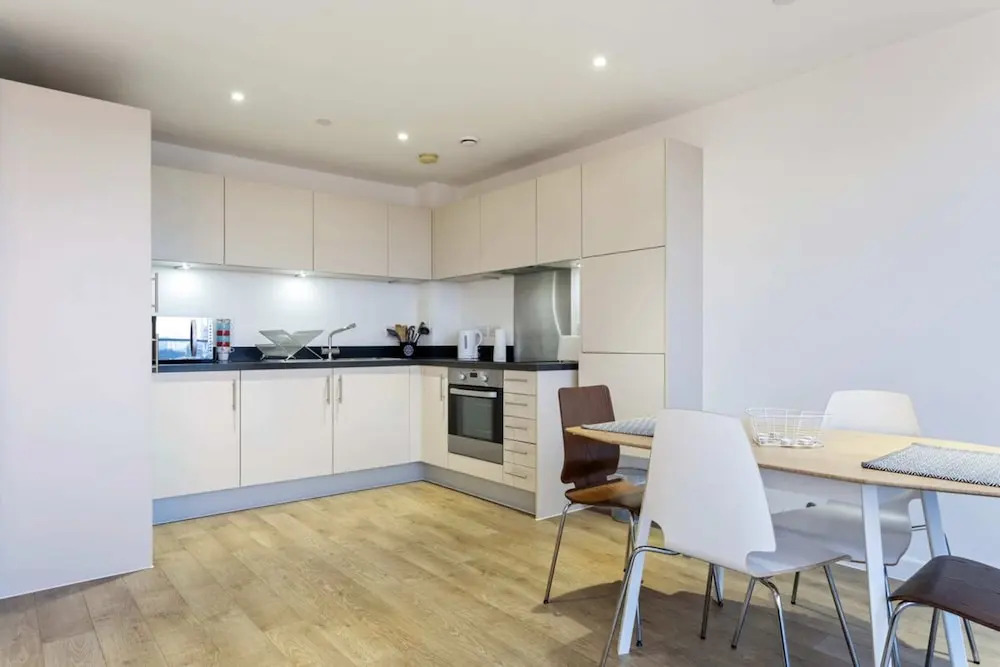 Modern 1 Bedroom Apartment Near Canary Wharf With Balcony