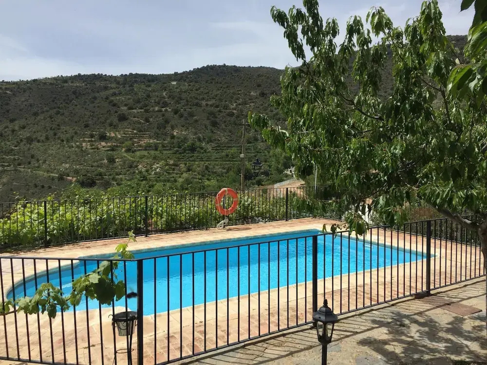 Rustic Mountain Stay, Laroya