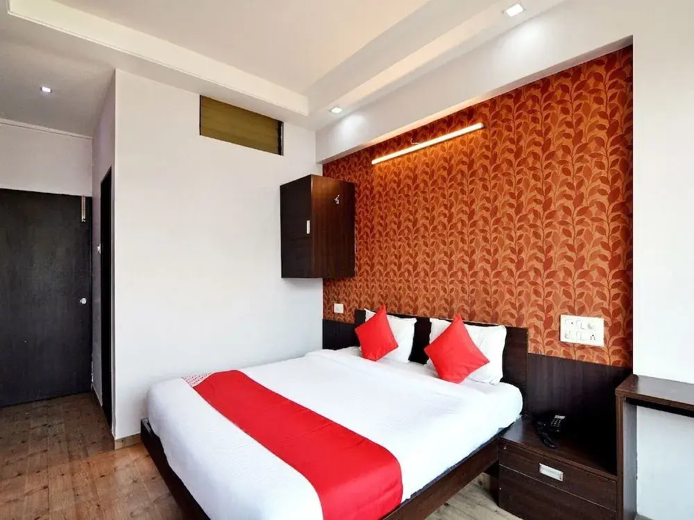 Hotel Majestic Deluxe Lodging by OYO Rooms