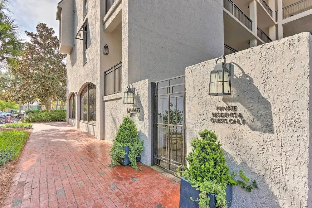 Relax By Pool: Harbour Town Resort Condo