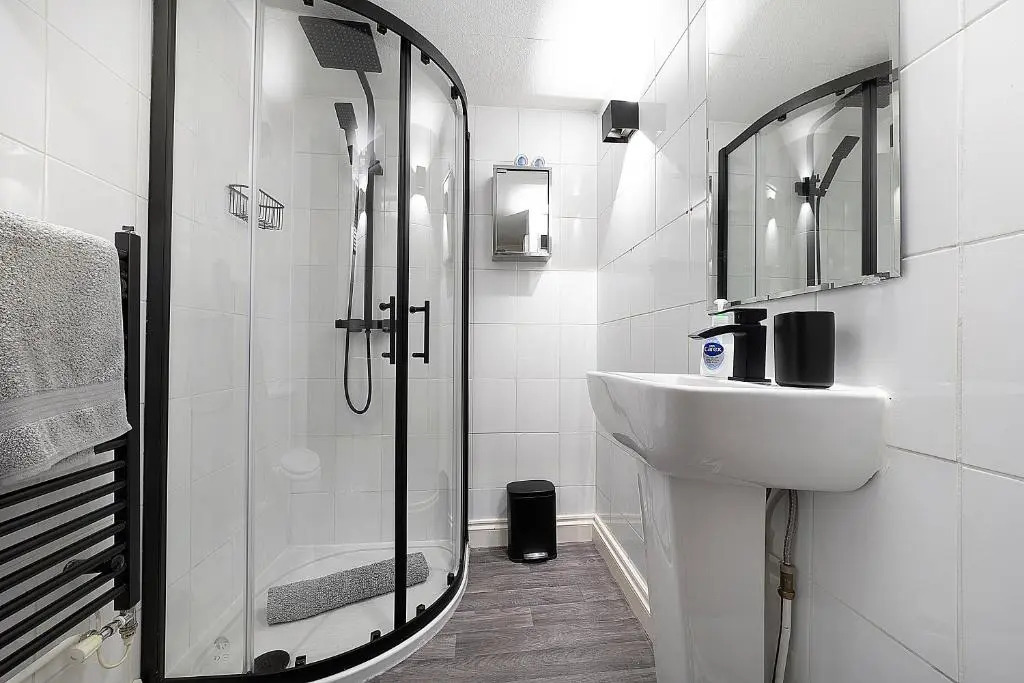 Private Room with En-suite, City Centre With Free On Site Parking