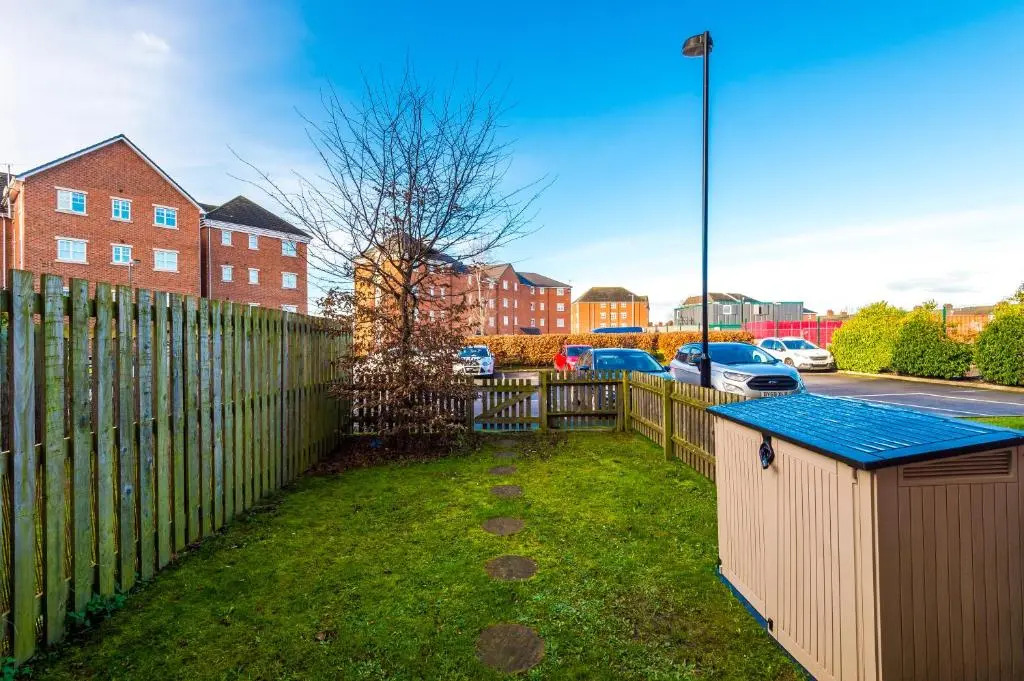 Modern 4-Bed Townhouse in Crewe by 53 Degrees Property, Ideal for Contractors & Business, FREE Parking - Sleeps 8