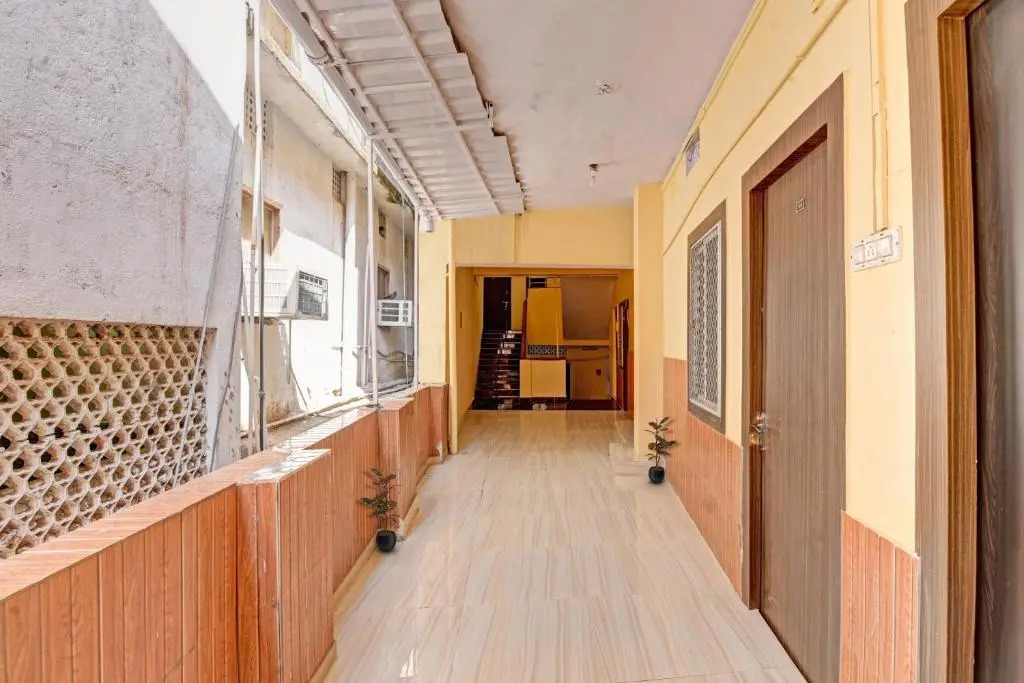 OYO 84859 Hotel Preet Palace