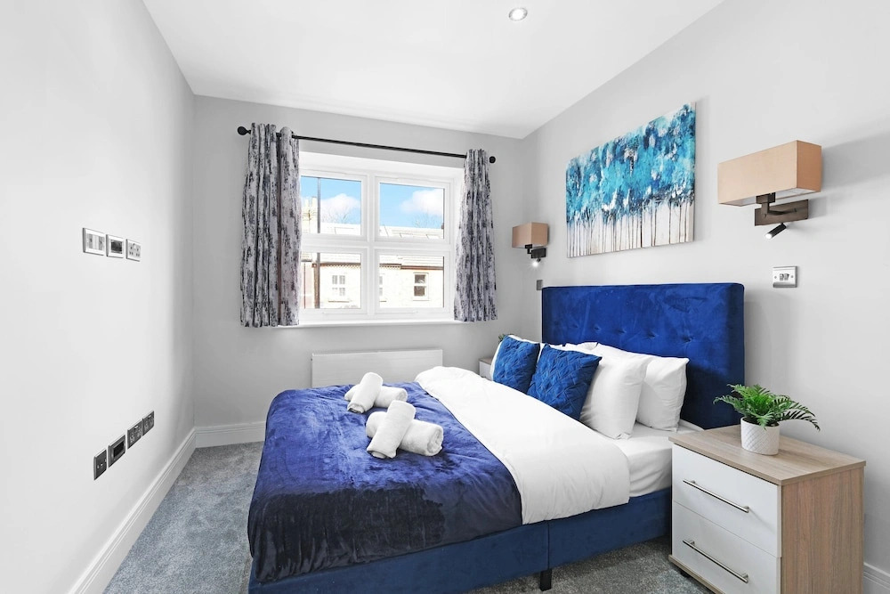 4BDR 3BA Family Home Garden in Isleworth