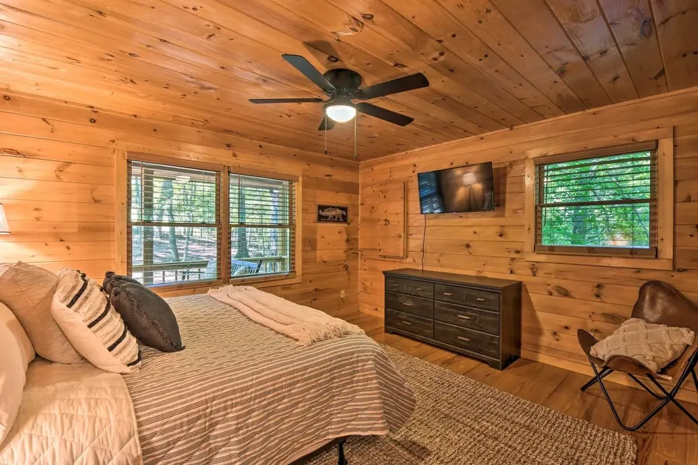 Blue Ridge Cabin: Hot Tub, Fire Pit & Grill!
