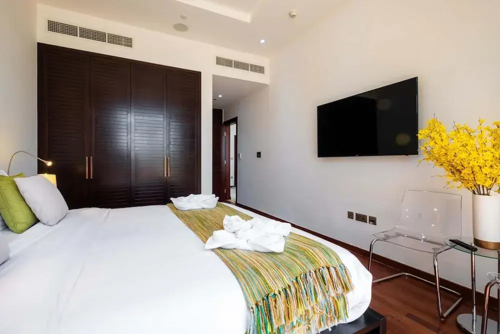 Bright Beachfront Apt w Wow Factor on The Palm