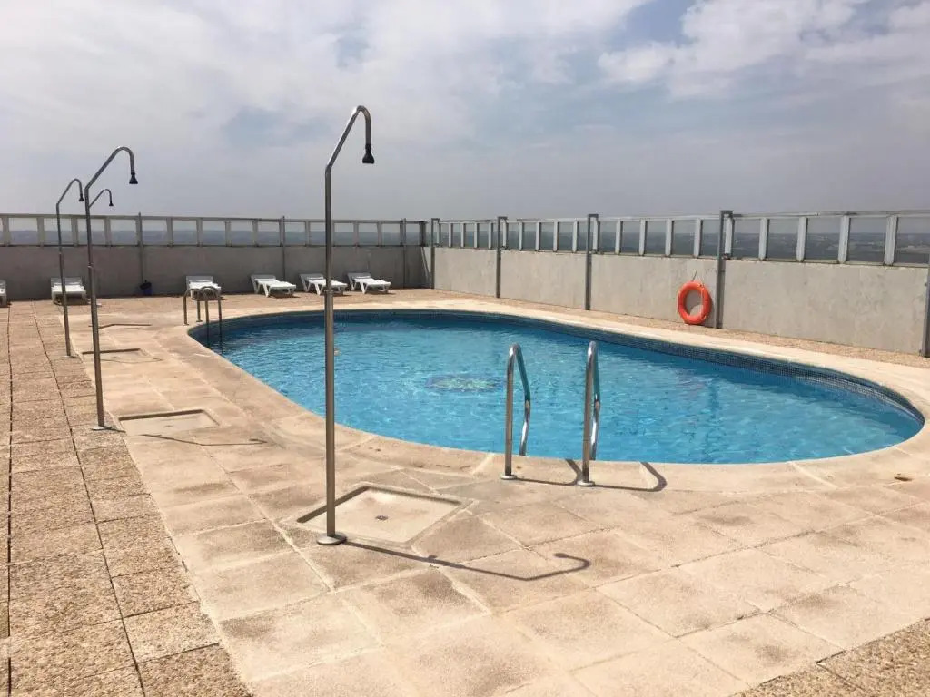 Pisos con piscina de temporada corta estancia