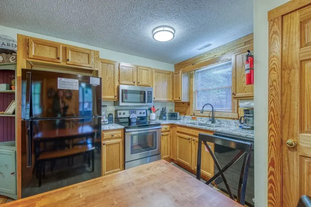 Er24 - Honeysuckle Holler Great Location..close To Town 3 Bedroom Cabin by RedAwning