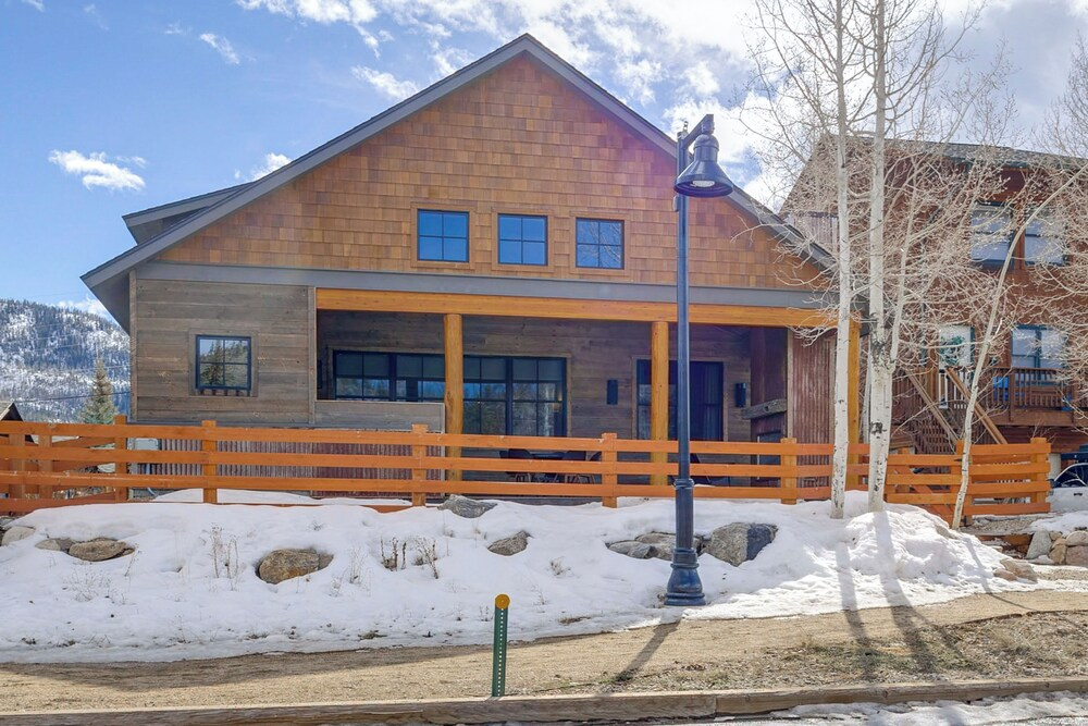 Mountain Views: Luxurious Grand Lake Escape!